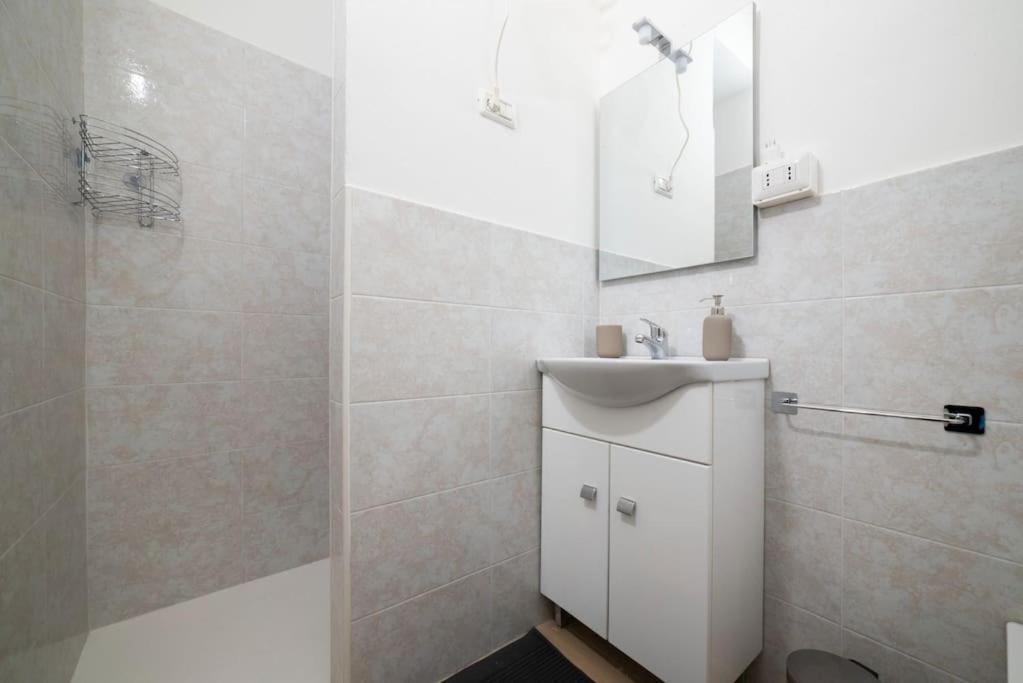 Apartment 4 Stops From The City Center Milano Exteriör bild