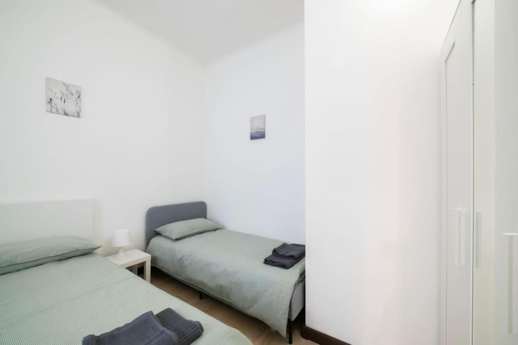 Apartment 4 Stops From The City Center Milano Exteriör bild